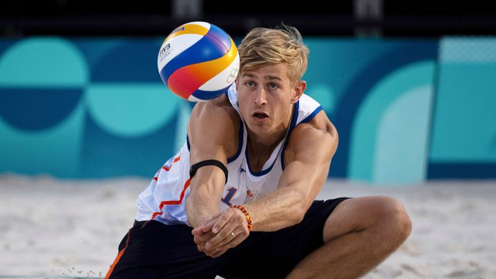 Ο Ολλανδός αθλητής του beach volley, που κατηγορήθηκε και καταδικάστηκε το 2016 για βιασμό ενός 12χρονου κοριτσιού, δέχτηκε έντονες αποδοκιμασίες από το κοινό στους Ολυμπιακούς Αγώνες - Παρίσι, 2 Αυγούστου 2024