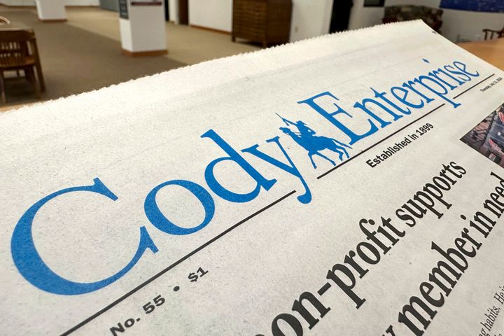 Abgebildet ist eine aktuelle Ausgabe der Cody Enterprise, einer Zeitung aus Wyoming, in der ein Reporter künstliche Intelligenz nutzte, um ihm beim Schreiben seiner Geschichten zu helfen.