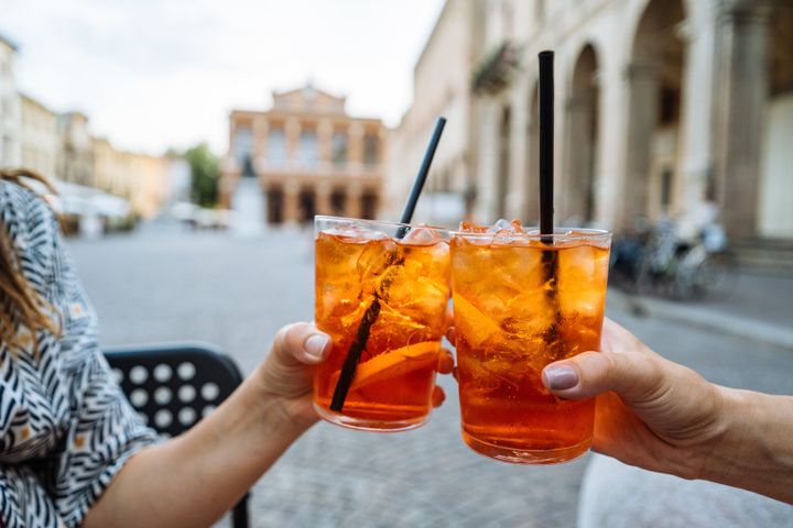 Am besten eignen sich vor dem Abendessen alkoholische Getränke wie ein Aperol Spritz (hier abgebildet) oder ein Negroni.