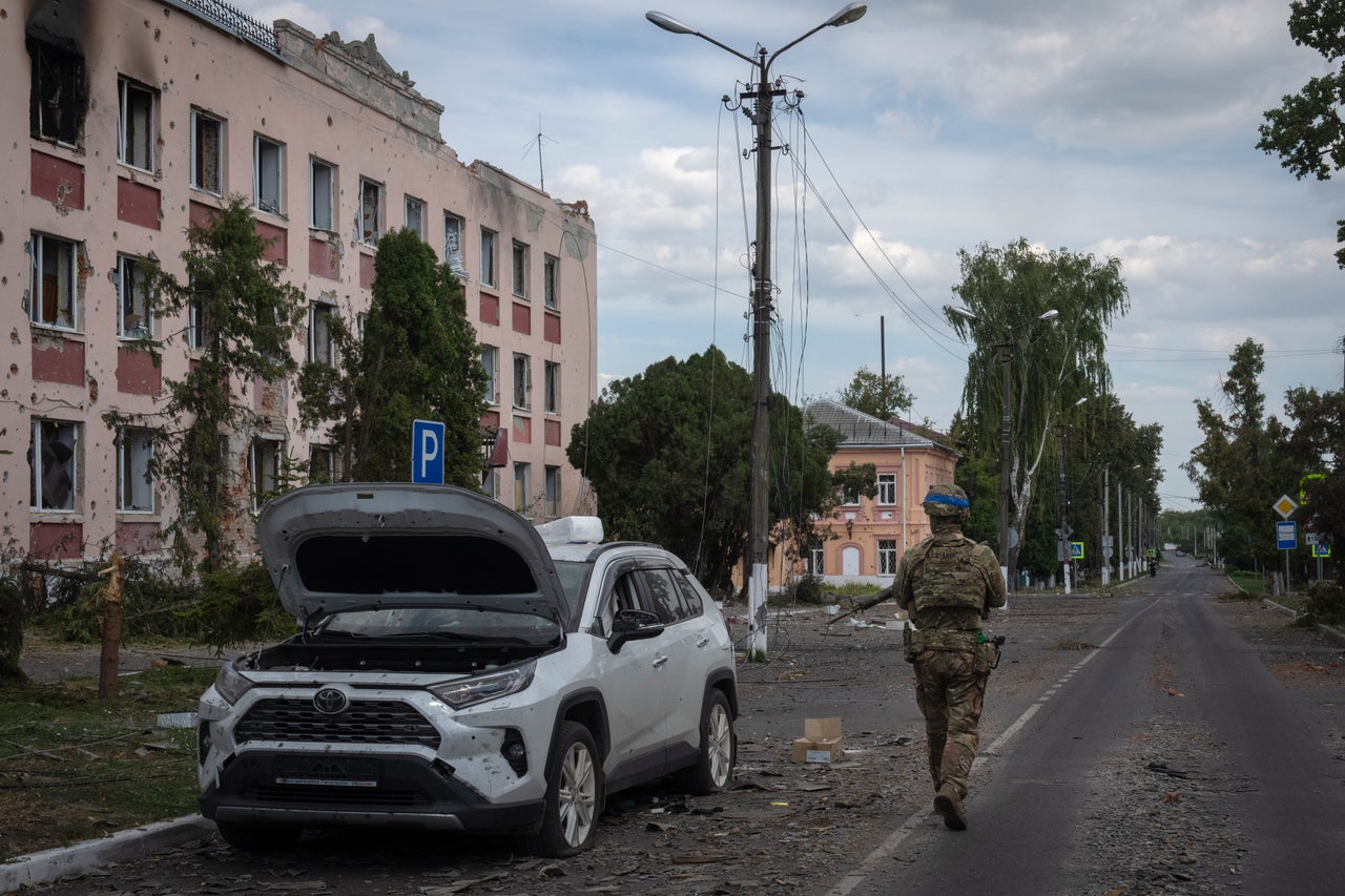 Ουκρανός στρατιώτης περιπολεί στους δρόμους της Σούτζα