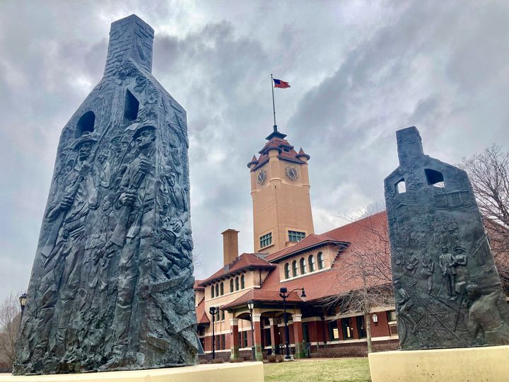 Auf diesem Foto vom 22. März 2023 bilden Skulpturen, die verkohlte Schornsteine ​​darstellen, die aus den Trümmern ausgebrannter Gebäude aufragen, ein Denkmal für die Rassenunruhen von 1908 in Springfield, Illinois.