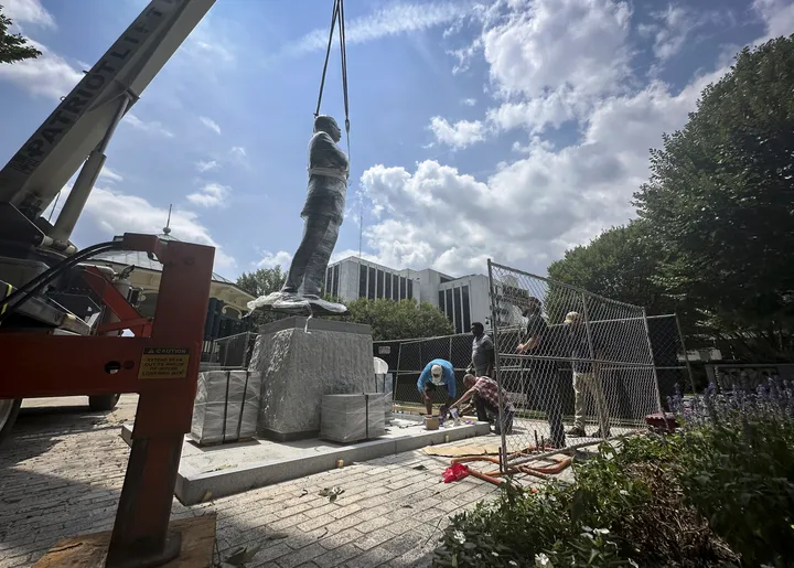 John Lewis Statue Replaces More Than 100-Year-Old Confederate Monument (huffpost.com)