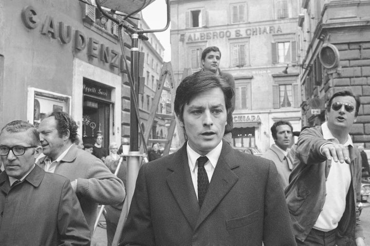 FILE - Aktor Prancis Alain Delon berjalan-jalan sebentar dari lokasi syuting film barunya, "Orang Sisilia," saat jeda penembakan di pusat kota Roma, pada tanggal 27 Maret 1969. (Foto AP/Jim Pringle, Arsip)