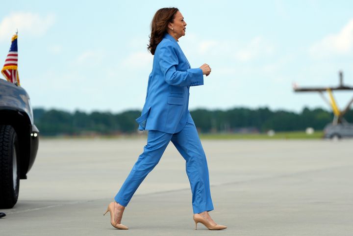 Die demokratische Präsidentschaftskandidatin Vizepräsidentin Kamala Harris geht nach einer Wahlkampfveranstaltung am Freitag, den 16. August 2024, in Morrisville, North Carolina, an Bord der Air Force Two am Raleigh-Durham International Airport. (AP Photo/Julia Nikhinson)