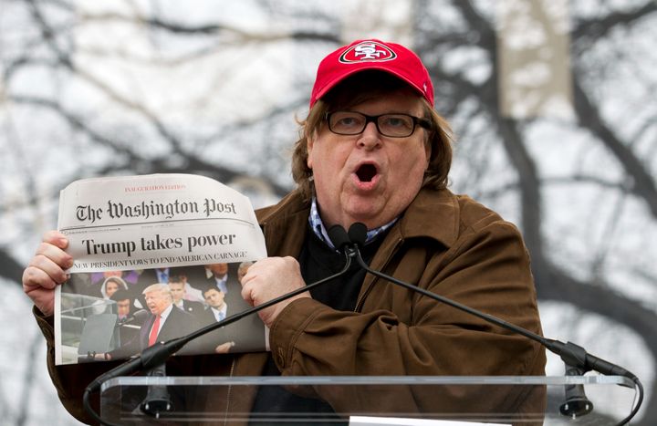 ワシントンで開催されたウィメンズ・マーチで、トランプ氏を批判するマイケル・ムーア氏（2017年1月21日）