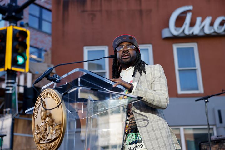 Trayon White, Stadtrat des 8. Bezirks, spricht bei der Umbenennungszeremonie der Good Hope Street in Marion Berry Street in Washington, D.C. am 18. November 2023.