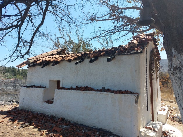 Ο ναΐσκος των Αγίων Αποστόλων εντός του απαλλοτριωμένου χώρου της Οινόης Μαραθώνος. Εξωτερική λήψη.