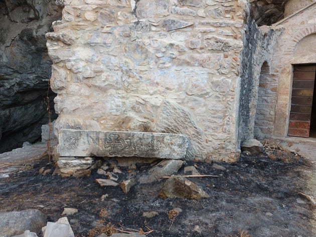 Υπέρθυρο στο έδαφος, μπροστά στον ναό του Αγίου Νικολάου, στο σπήλαιο Αμώμων της Πεντέλης με ίχνη φωτιάς