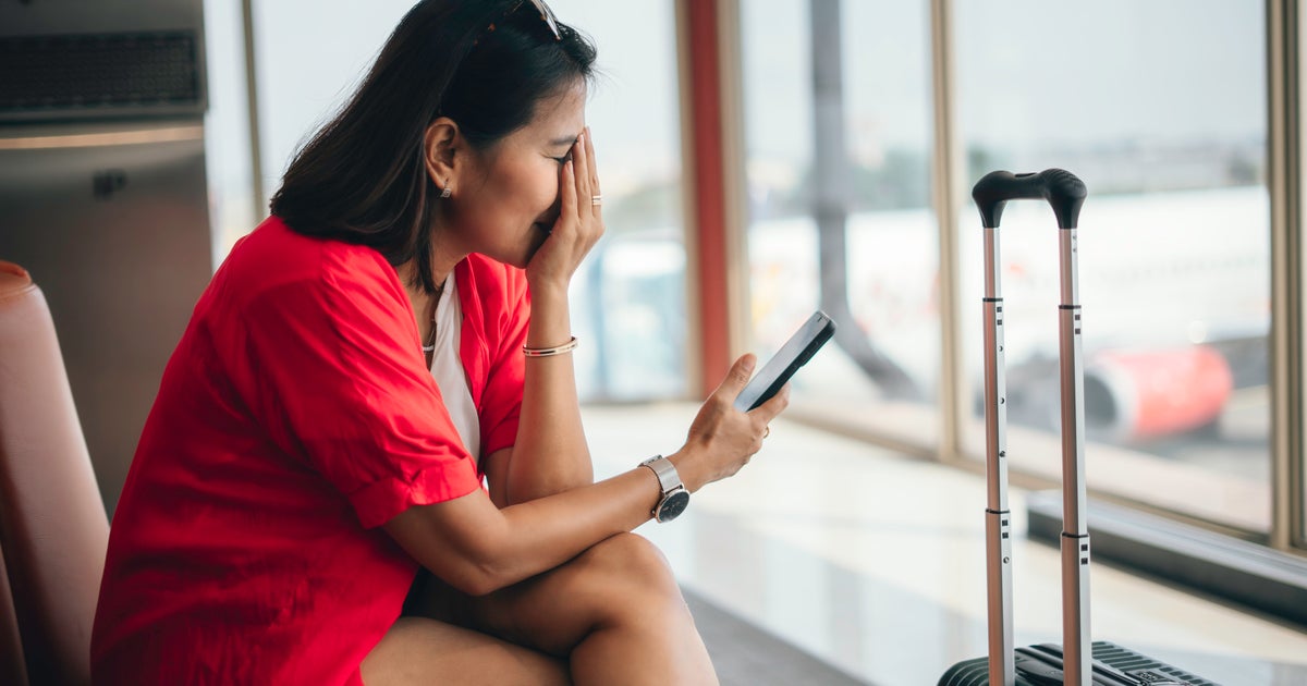 6 Red Flags You’re Getting Scammed While Traveling 6 Red Flags You’re Getting Scammed While Traveling