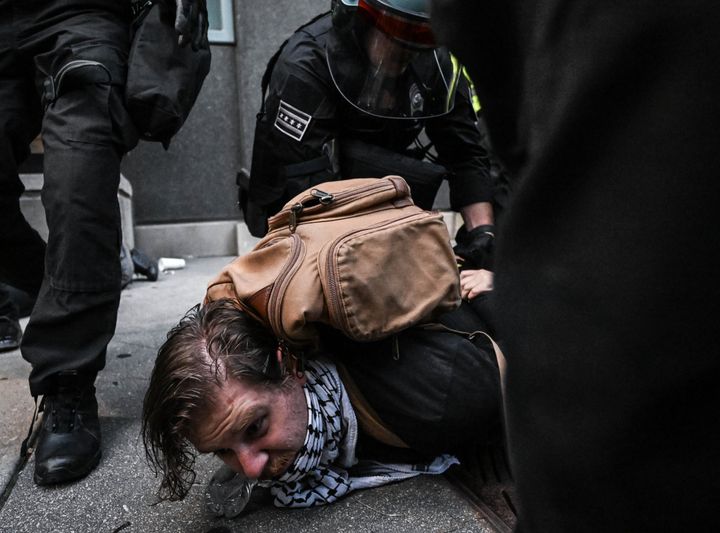 Die Polizei verhaftet einen Demonstranten, während sie gegen Demonstranten interveniert, die sich als Reaktion auf die humanitäre Krise in Gaza vor dem israelischen Konsulat in Chicago, USA, versammelten, wo am 20. August 2024 der Parteitag der Demokratischen Partei stattfand. Die Polizei ging hart gegen die vor Demonstranten, zerrte mehrere von ihnen zu Boden und verhaftete mehrere von ihnen.