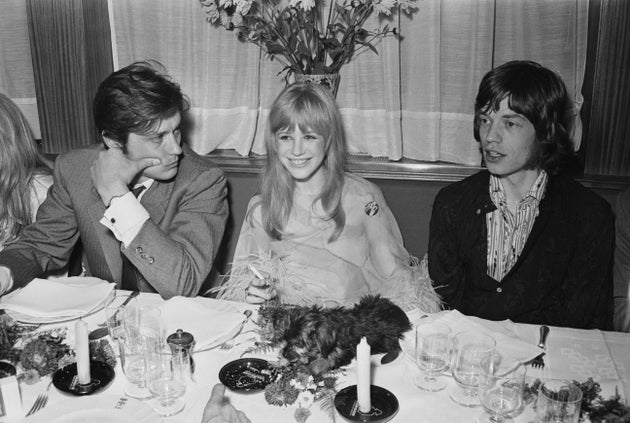 Ο γάλλος ηθοποιός, Αλέν Ντελόν, η αγγλίδα τραγουδίστρια και ηθοποιός, Μαριάν Φέιθφουλ και ο φρόντμαν των Rolling Stones, Μικ Τζάγκερ σε μια συνάντηση με τον βρετανό σκηνοθέτη, Τζακ Κάρντιφ, προκειμένου να συζητηθεί η ταινία 'The Girl on a Motorcycle' το 1967. 