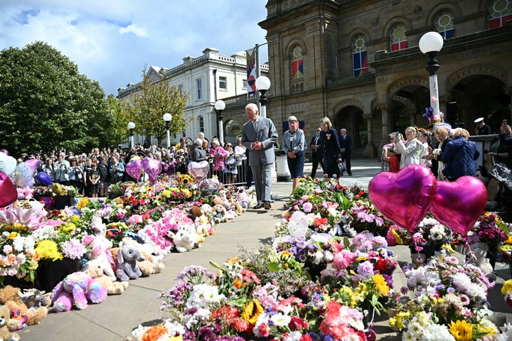 König Charles sieht bei seinem Besuch am 20. August vor dem Rathaus von Southport sein Beileid aus, um Mitglieder der örtlichen Gemeinde zu treffen, nachdem es bei einer Kindertanzparty im Nordwesten Englands zu einem Messerangriff gekommen war.