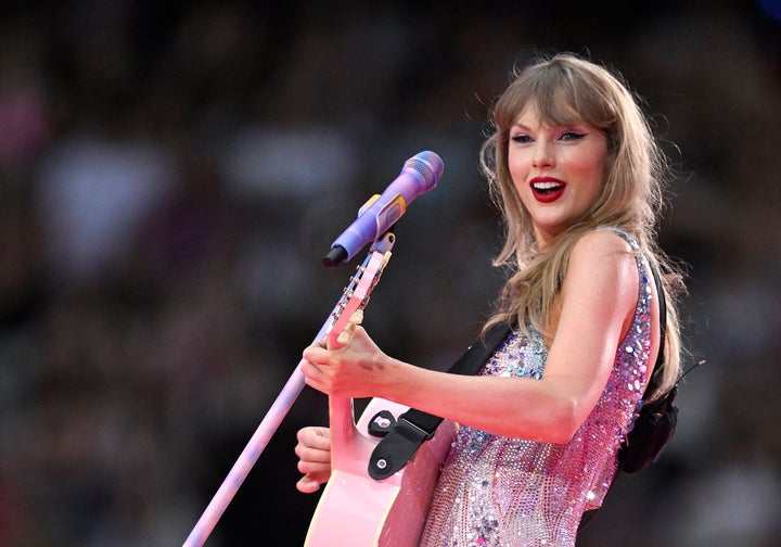 Taylor Swift tritt am 15. August im Rahmen ihrer Eras Tour im Wembley-Stadion in London, England, auf der Bühne auf.