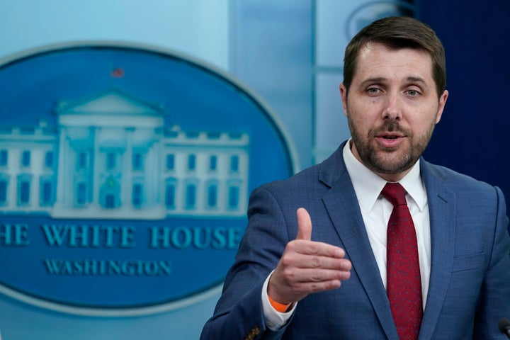 Brian Deese, Direktor des National Economic Council des Weißen Hauses, spricht während des täglichen Briefings im Weißen Haus in Washington am 31. Mai 2022.