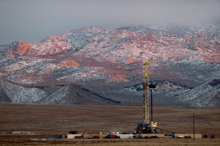 Ausrüstung an einer Bohrstelle von Fervo Energy, einem in Houston ansässigen Unternehmen, das hydraulische Fracking-Technologie einsetzt, um das Potenzial kohlenstofffreier Geothermie zu erweitern.