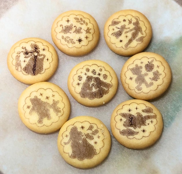 ディズニーキャラのシルエットが描かれたビスケット