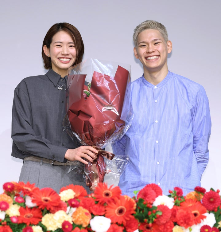 引退記者会見後、撮影に応じる古賀紗理那さん(左)と西田有志選手