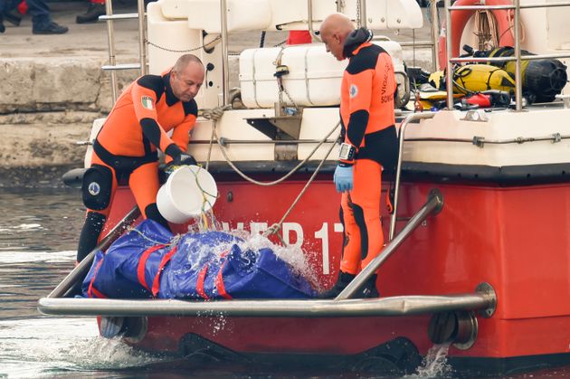 Πλαστική σακούλα με έναν από τους νεκρούς του ναυαγίου στα ανοιχτά της Σικελίας