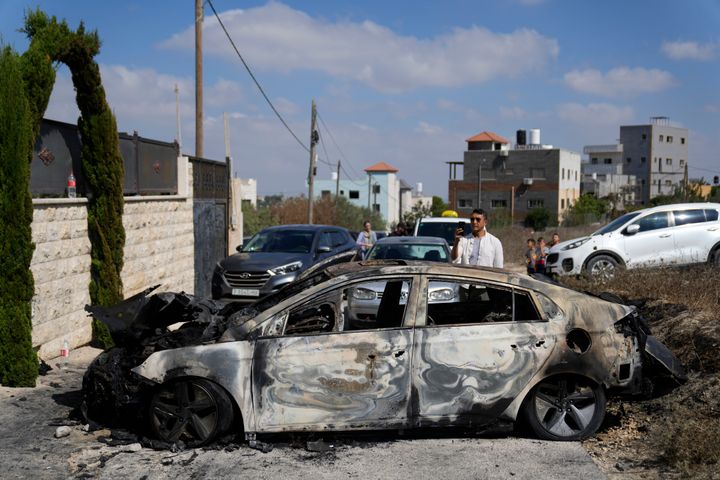 Καμένο όχημα μετά την επίθεση των εποίκων