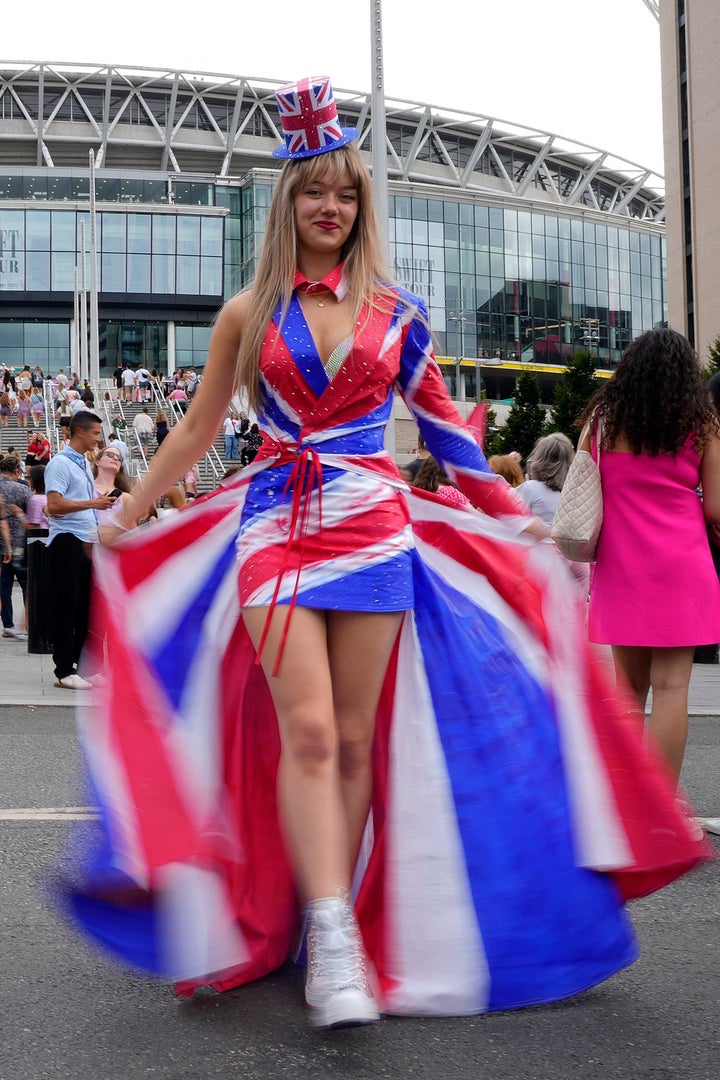 Οι Swifties φτάνουν στο Wembley του Λονδίνου, για το πρώτην από τις πέντε συναυλίες της ποπ σταρ, 15 Αυγούστου 2024, (AP Photo/Alastair Grant)