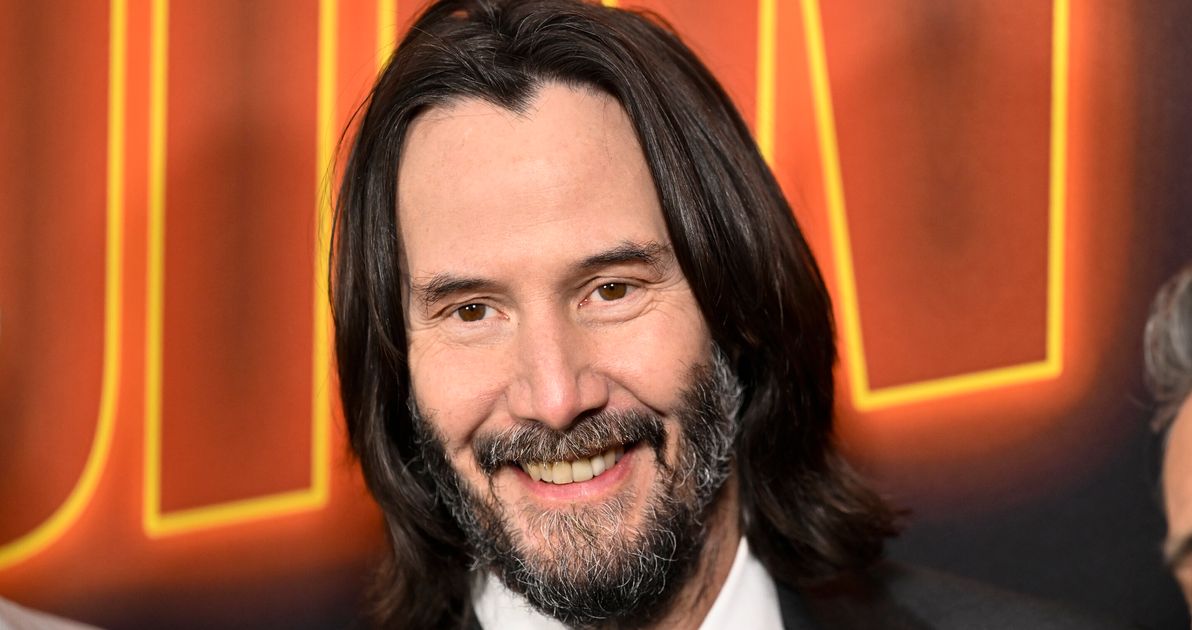 Keanu Reeves Signs With Canadian Hockey Team For A Day