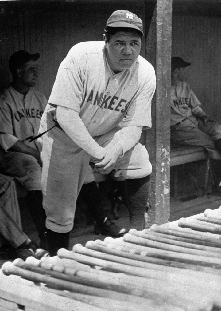 Babe Ruth, der große Mann der Yankees mit dem großen Stock, steht auf dem Feld, weil er sich während eines Spiels in Cleveland am 19. Juli 1929 eine Muskelzerrung im linken Bein zugezogen hatte. 