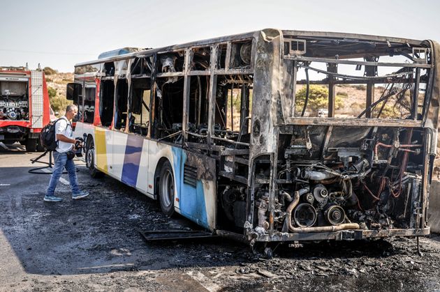 Η αιτία εκδήλωσης της πυρκαγιάς στο λεωφορείο παραμένει προς το παρόν άγνωστη.