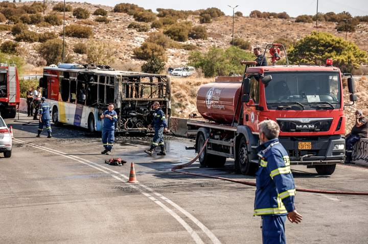 Η αιτία εκδήλωσης της πυρκαγιάς στο λεωφορείο παραμένει προς το παρόν άγνωστη.