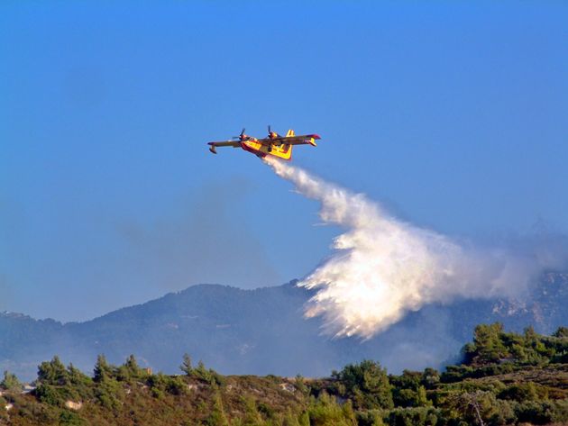 Φωτογραφία αρχείου, Εναέρια μέσα επιχειρούν για την κατάσνεση φωτιάς.