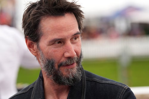 キアヌ・リーブスさん、59歳でアイスホッケー選手に。契約書にサインし