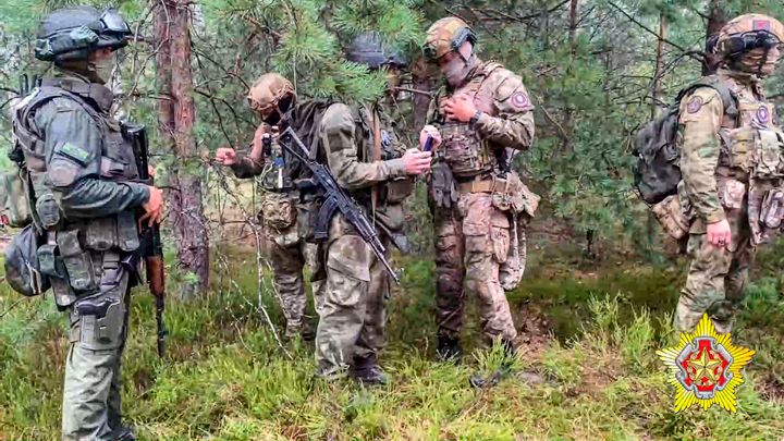 Λευκορώσοι στρατιώτες σε άσκηση με μισθοφόρους της Wagner