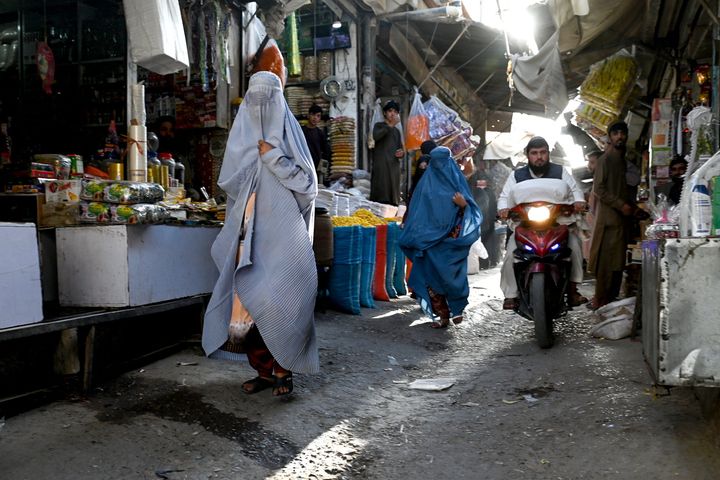 ブルカを着用してアフガニスタン・カンダハールの市場を歩く女性たち（2024年8月24日）