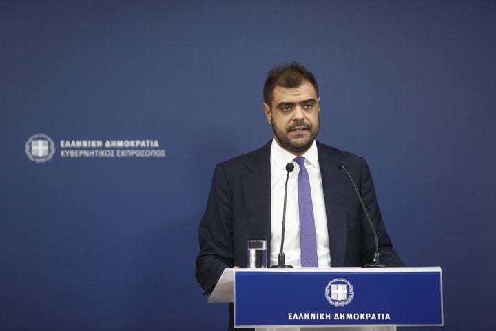 Ο Παύλος Μαρινάκης κατά τη διάρκεια της ενημέρωσης των πολιτικών συντακτών