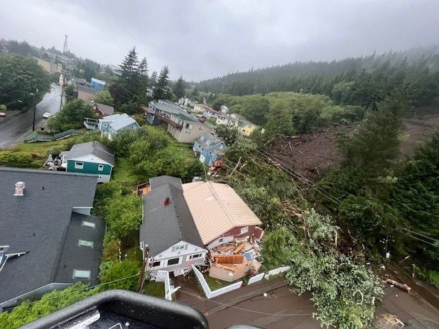 Häuser in Ketchikan, Alaska, wurden nach einem Erdrutsch am Sonntag beschädigt.