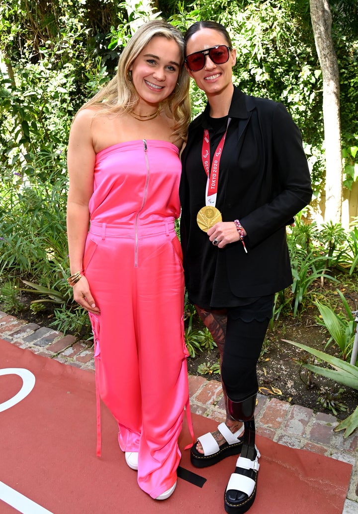 Ali Truitt (links) und die paralympische Schwimmerin Elizabeth Marks nehmen am 11. jährlichen Gold Meets Golden Event im März in Los Angeles teil.