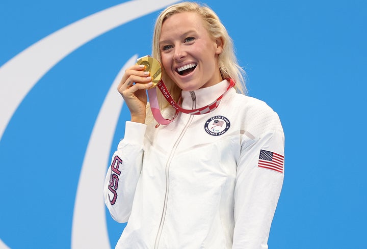 Die Goldmedaillengewinnerin Jessica Long, die hier bei der Medaillenzeremonie im 100-m-Schmetterlingslauf der Frauen bei den Paralympics 2020 in Tokio feiert, diente Truitt als Mentorin.