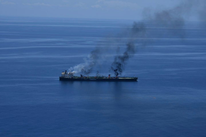 Φωτιές ήταν σε εξέλιξη τη Δευτέρα πάνω στο τάνκερ