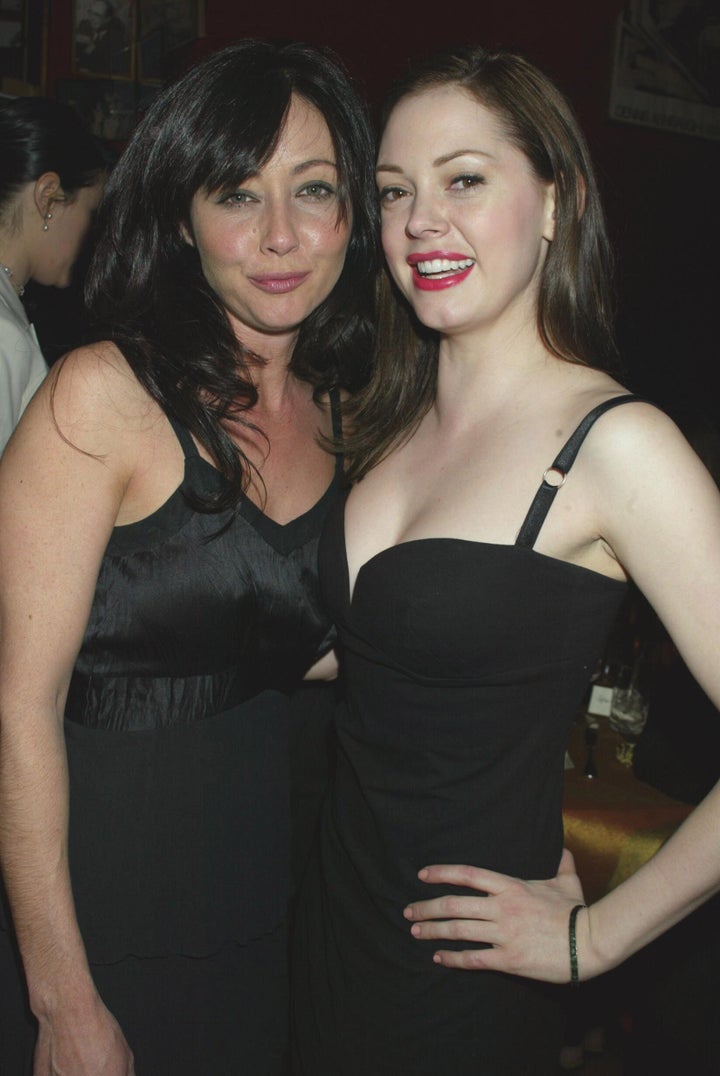 Shannen Doherty e Rose McGowan durante a 10ª festa anual do Oscar da Entertainment Weekly em 2004.