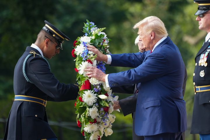 US-Präsident Donald Trump besuchte am Montag den Arlington Cemetery, um die 13 US-Soldaten zu ehren, die bei der Evakuierung aus Afghanistan 2021 getötet wurden.