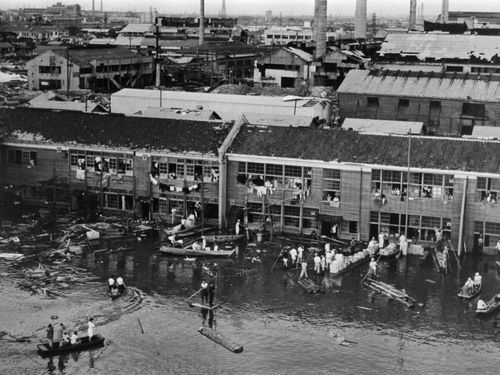 伊勢湾台風の影響で床上浸水した名古屋市内の小学校（愛知県名古屋市）［米空軍提供］