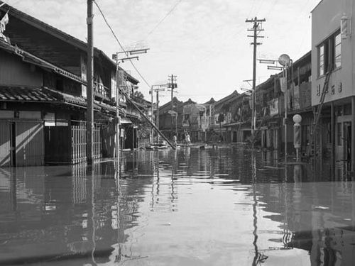 浸水した商店街