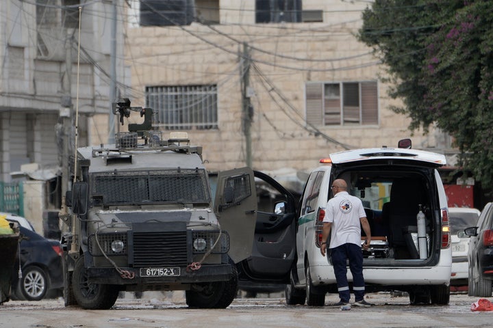 Ισραηλινοί στρατιώτες σταματούν και ελέγχουν ασθενοφόρα στην Τζενίν, Δ.Όχθη (28 Αυγούστου 2024) 