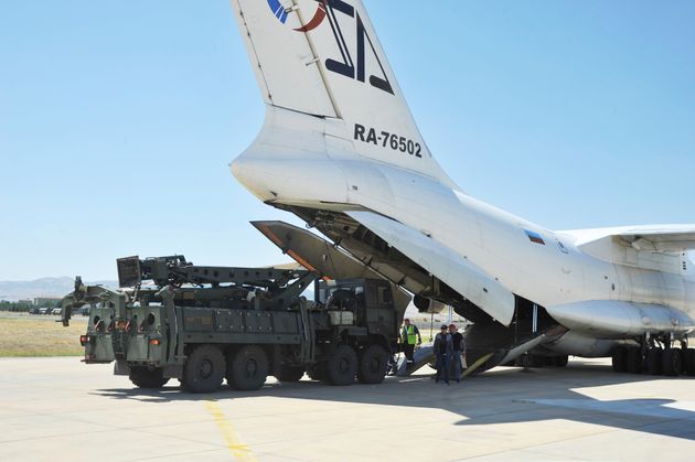 Τμήμα των τουρκικών S-400 ξεφορτώνεται από ρωσικό μεταγωγικό