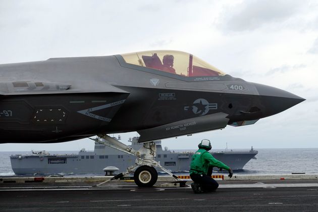 F-35 έτοιμο προς απογείωση από αμερικανικό αεροπλανοφόρο