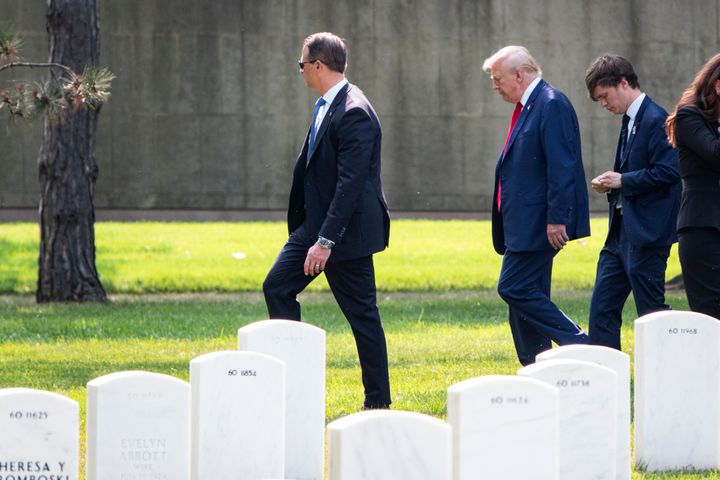 Der ehemalige Präsident Donald Trump verlässt Abschnitt 60 des Arlington National Cemetery am 26. August.