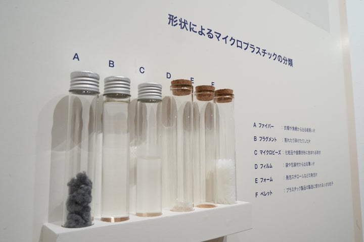 ファイバーやマイクロビーズなど様々な形状のマイクロプラスチック