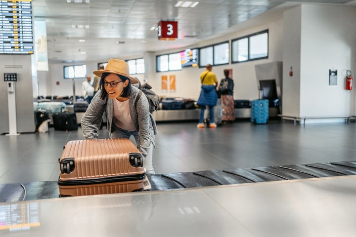 Wenn Sie sich bei der Fluggesellschaft, mit der Sie reisen, für den Status anmelden, können Sie unter anderem ein kostenloses aufgegebenes Gepäckstück genießen.