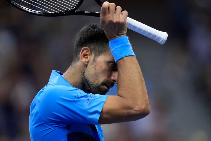 Novak Djokovic aus Serbien wischt sich während seines Drittrundenspiels gegen Alexei Popyrin aus Australien bei den US Open Tennismeisterschaften am Freitag, 30. August 2024, in New York das Gesicht. (AP Photo/Julia Nikhinson)