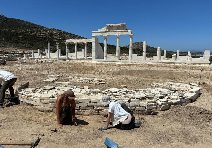 Ο αναστηλωμένος ναός και το τελετουργικό εστιατόριο του ιερού και ανατολικά αυτών ο ημικυκλικός βωμός