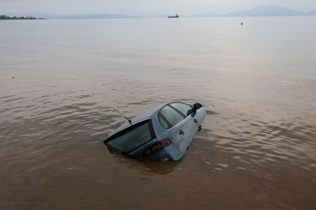 Οι δρόμοι μετατράπηκαν σε ποτάμια με αποτέλεσμα να παρασυρθούν 3 αυτοκίνητα.